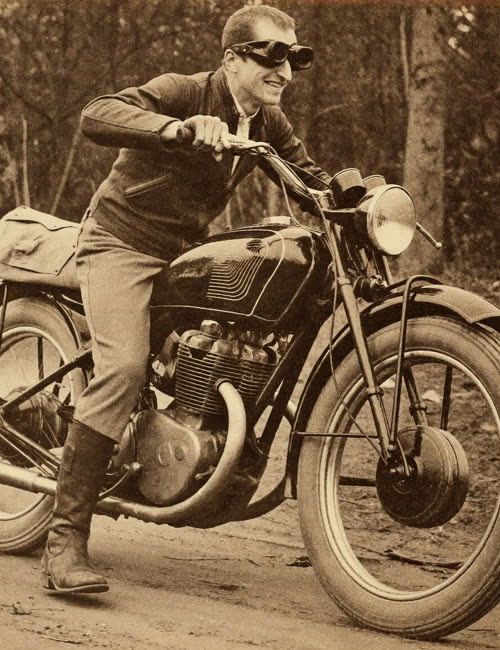 Symbolbild: Motorradrennen im Stil um 1907 (KI-generiert, kein Originalfoto)