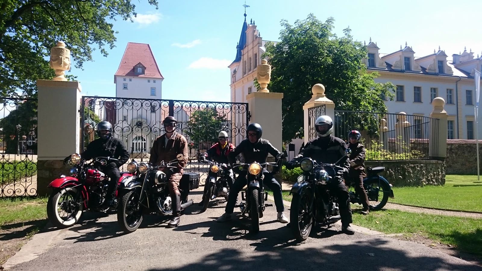 Oldtimer-Ausfahrt vor Schloss Meseberg